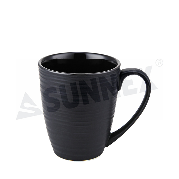 Tazza in porcellana di colore nero